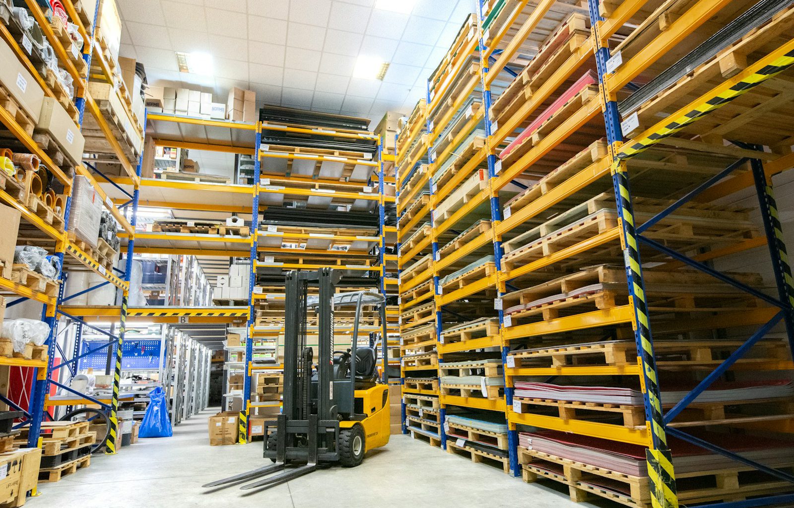 a large warehouse filled with lots of pallets